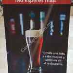 En Applebees Plaza Universidad cerveza Gratis mostrando una foto