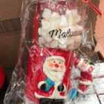 En Walmart taza navideña de Santa Claus con malvaviscos y polvo de chocolate a $25
