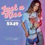 En Studio F llévate un bolso edición especial Just a Kiss a $249 en compras a partir de $1,999