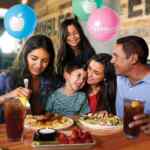 En Applebees niños comen gratis los sábados de 12:00 a 5:00 PM