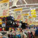 En Walmart liquidación de ropa con prendas en rebaja de $60 a $200 pesos