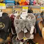 En Walmart pantuflas a $20 pesos y zapatos para dama a $30 (Walmart Universidad)