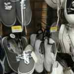 En Walmart liquidación de tenis a $60.02 pesos el par