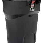 Bote de basura con tapa y rueditas Rubbermaid Roughneck baja a un gran precio