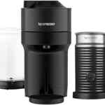 Cafetera Nespresso Vertuo Pop con espumador de leche baja a su menor precio por el Hot Sale