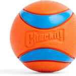 Pelota de juguete para perros Chuckit! Ultra Ball baja a su menor precio