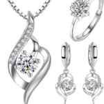 Conjunto de joyería con collar, aretes y anillo de plata con brillantes baja a un gran precio