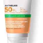 Protector solar La Roche-Posay Anthelios toque seco con color efecto anti-brillo para pieles grasas baja a su menor precio