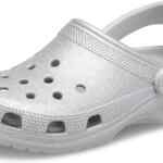 Sandalias casuales para mujer Crocs con diseño metálico plateado bajan a su menor precio