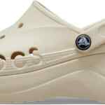 Sandalias de plataforma Crocs Crocband Flip bajan a un tremendo precio