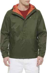 Chamarra impermeable para hombre Tommy Hilfiger de nuevo baja a un gran precio Imagen de la promo