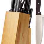 Set de cuchillos de cocina Amazon Basics con base de madera bajan de precio