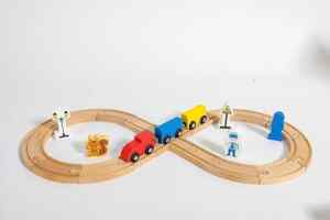 Pista de tren de juguete hecho de madera baja a un super precio Imagen de la promo