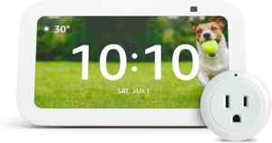 Asistente inteligente Alexa Echo Show 5 con enchufa inteligente Evolux Smart bajan de precio Imagen de la promo