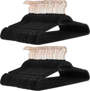 Paquete de 100 ganchos para colgar ropa con forro de terciopelo Amazon Basics bajan a un gran precio Imagen de la promo