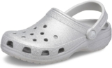 Sandalias casuales para mujer Crocs con diseño metálico plateado bajan a su menor precio