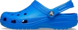 Zuecos Crocs Classic Cog en color azul bajan a un excelente precio