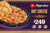 En Pizza Hut nueva Hut Cheese Catrina con masa negra y orilla de queso a $249