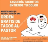 En taquería Tachitos orden de tacos al pastor Gratis mostrando un celular Huawei