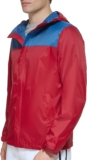 Chamarra impermeable para hombre Tommy Hilfiger baja a su menor precio