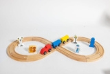 Pista de tren de juguete hecho de madera baja a un super precio